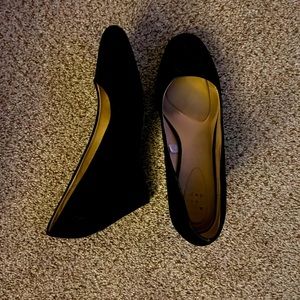 Black wedge pumps
